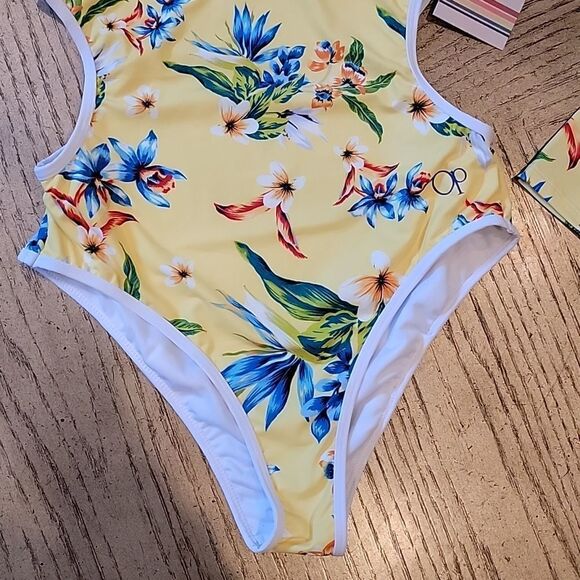 Floral long sleeve side open one pieceswim suit size S OP Ocean Pacific NWT 💛🤍 - Picture 2 of 7